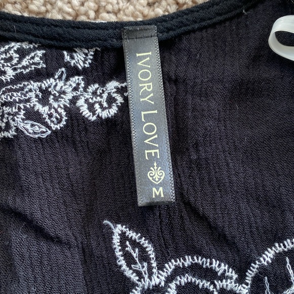 Women’s M, black kimono with white flowers embroidered - Picture 2 of 4